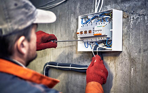 découvrez les meilleures solutions d'assurance pour les électriciens auto-entrepreneurs. protégez votre activité avec des garanties adaptées à vos besoins spécifiques et bénéficiez d'une tranquillité d'esprit au quotidien.