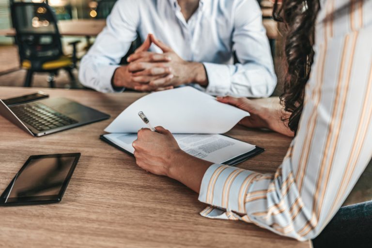 découvrez tout ce que vous devez savoir sur la garantie décennale en électricité. assurez la protection de vos installations électriques et préservez vos investissements avec cette couverture essentielle. informez-vous sur les critères, les conditions et les avantages de cette garantie pour les professionnels et les particuliers.